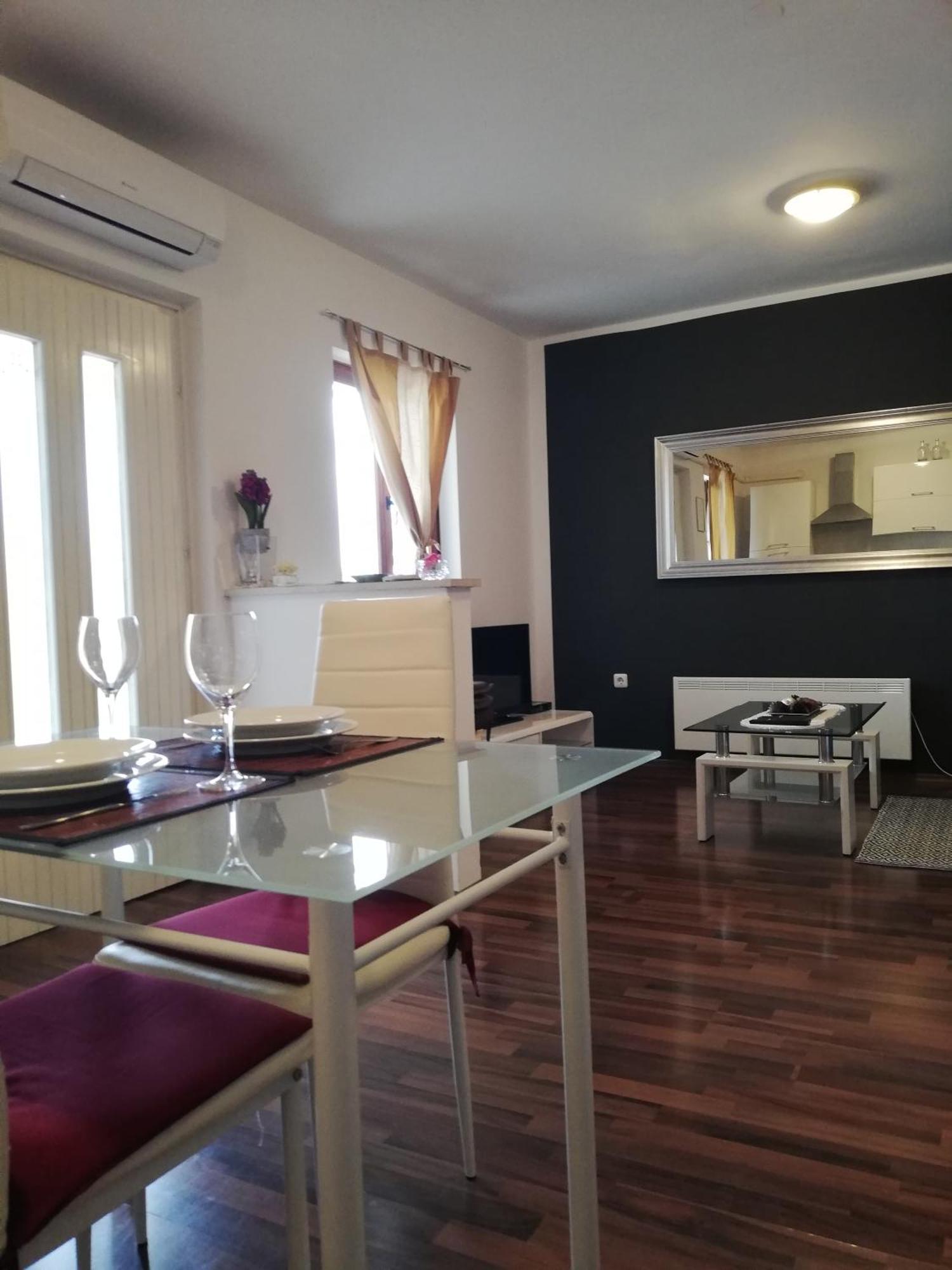 Apartments Poretti For 2,In Center Parking Free In The Yard,6 Min Beach Walk โรวีน ภายนอก รูปภาพ