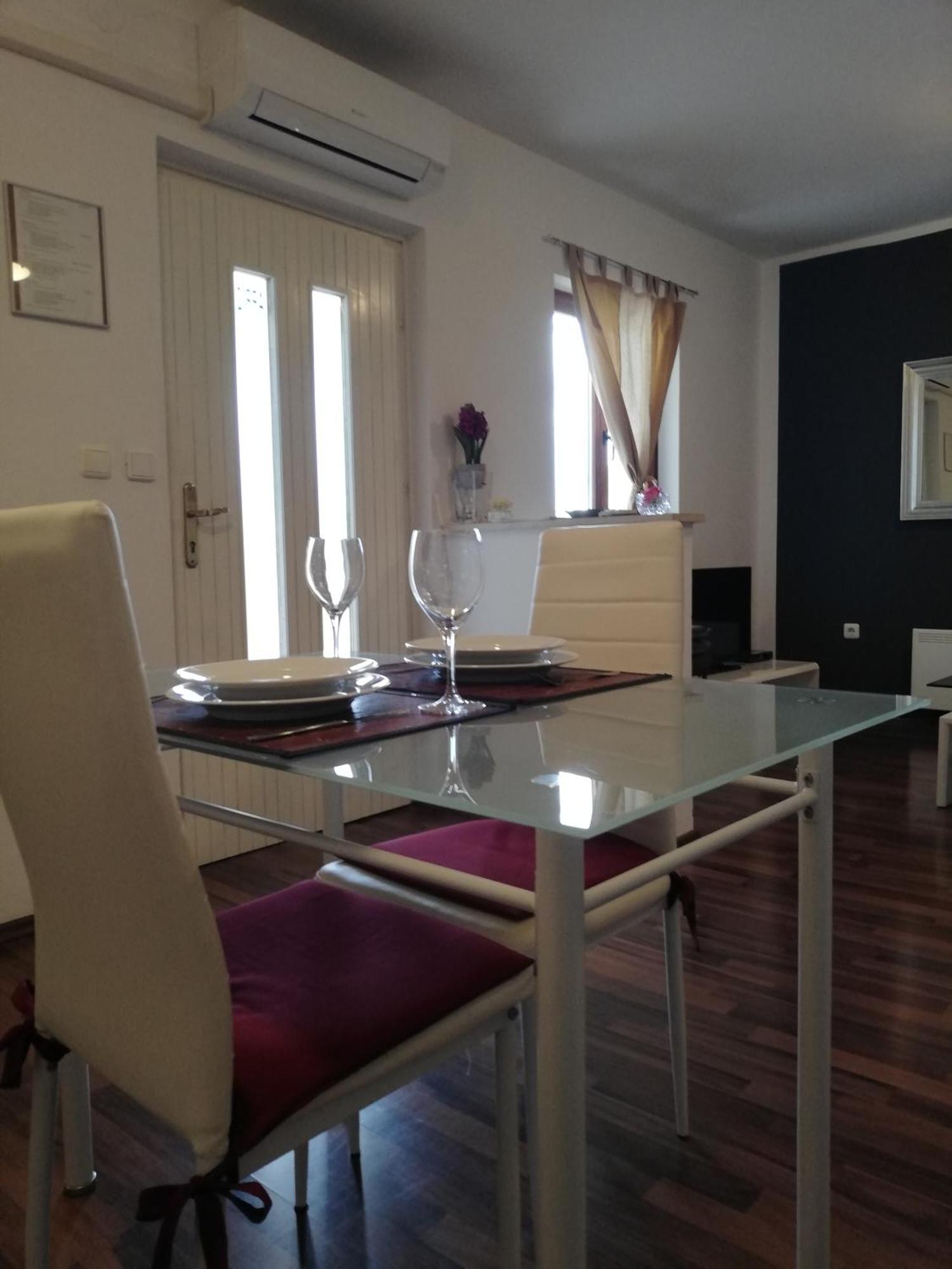 Apartments Poretti For 2,In Center Parking Free In The Yard,6 Min Beach Walk โรวีน ภายนอก รูปภาพ