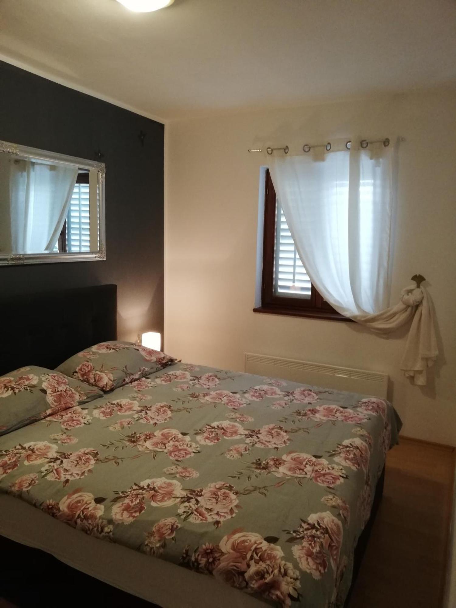Apartments Poretti For 2,In Center Parking Free In The Yard,6 Min Beach Walk โรวีน ภายนอก รูปภาพ