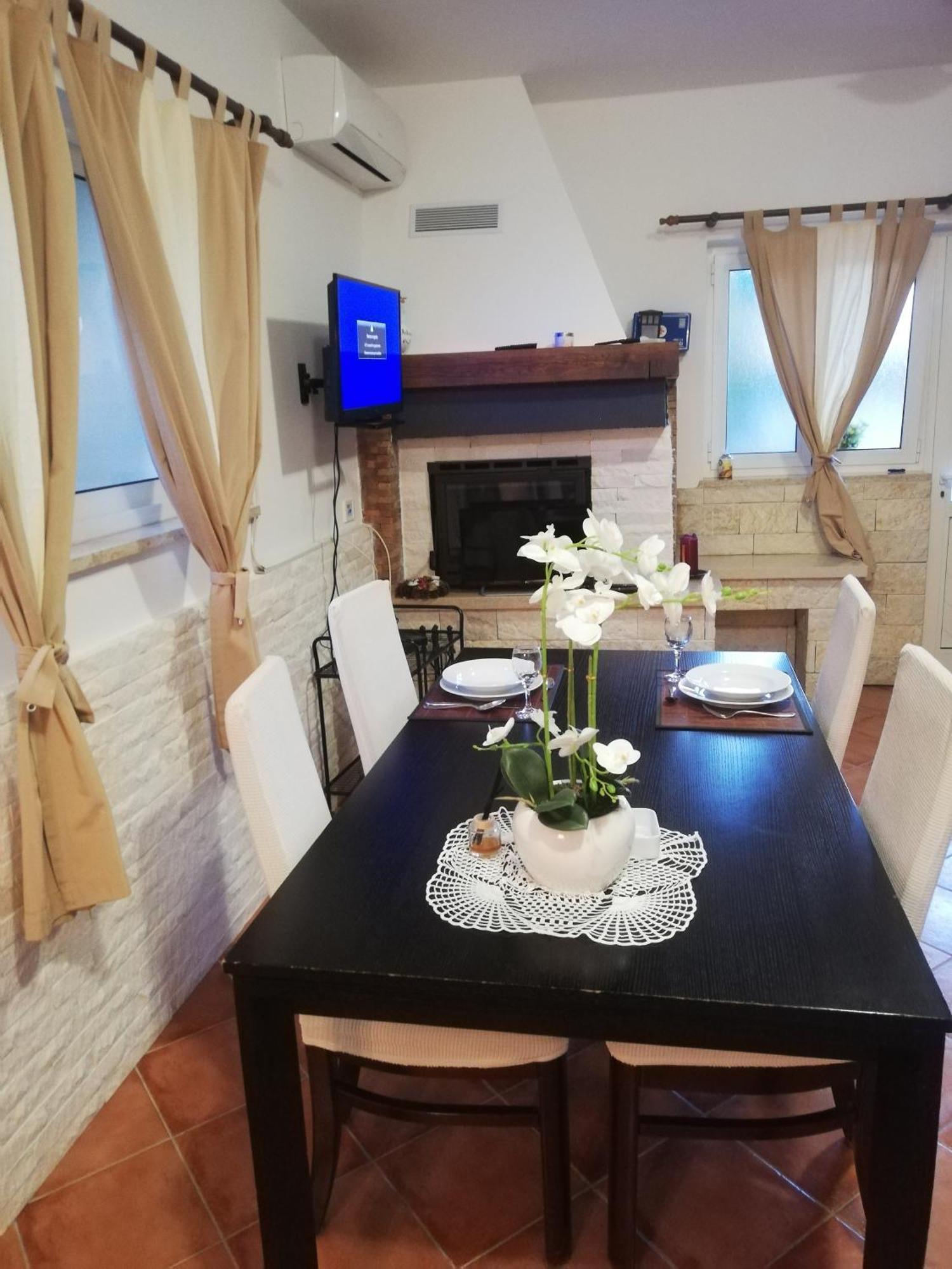 Apartments Poretti For 2,In Center Parking Free In The Yard,6 Min Beach Walk โรวีน ภายนอก รูปภาพ