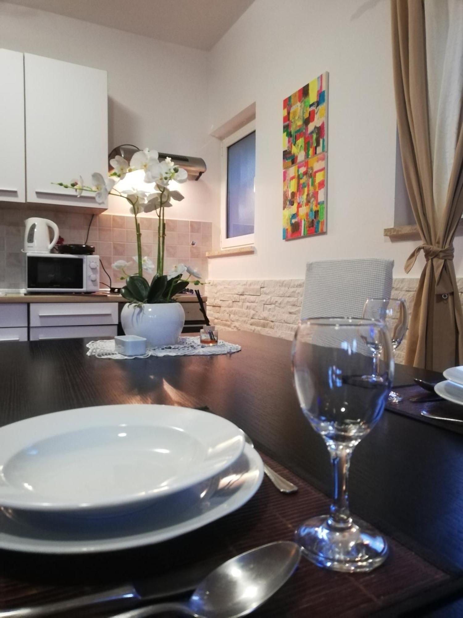Apartments Poretti For 2,In Center Parking Free In The Yard,6 Min Beach Walk โรวีน ภายนอก รูปภาพ
